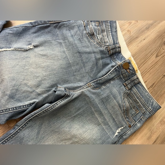 Democracy Crop Distressed Jeans- Size 8 - Picture 9 of 9